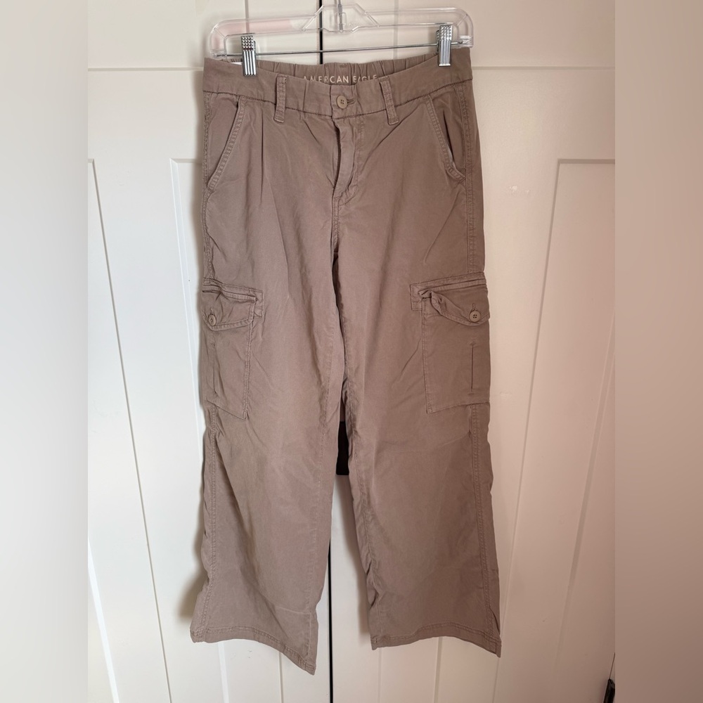 American Eagle Outfitters women Khaki Cargo Pants in size 4 Long.